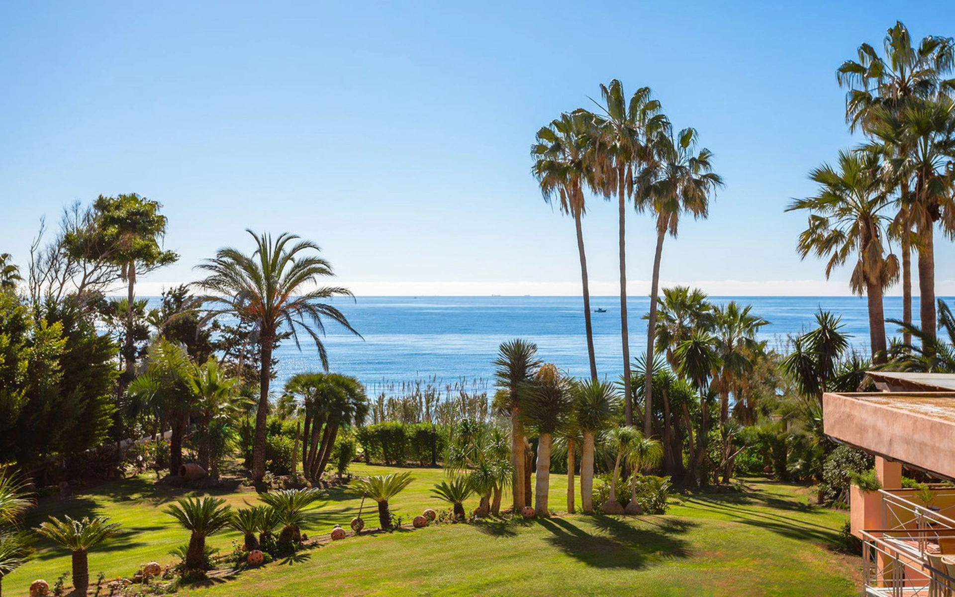 Villa for sale in New Golden Mile, Estepona East
