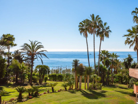 Villa for sale in New Golden Mile, Estepona East