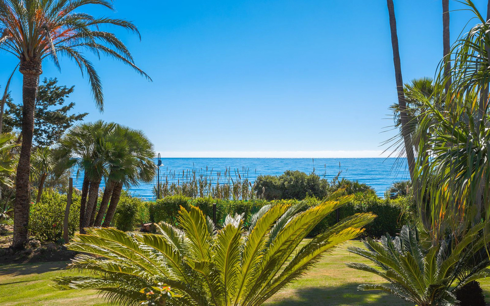 Villa for sale in New Golden Mile, Estepona East