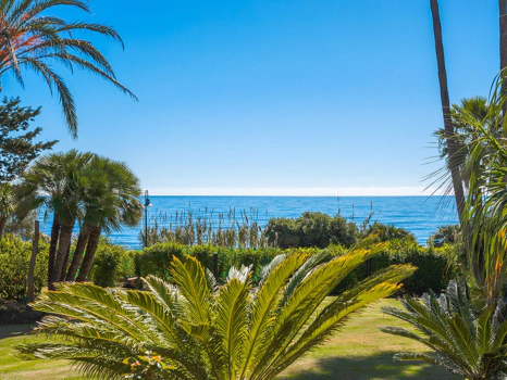 Villa for sale in New Golden Mile, Estepona East