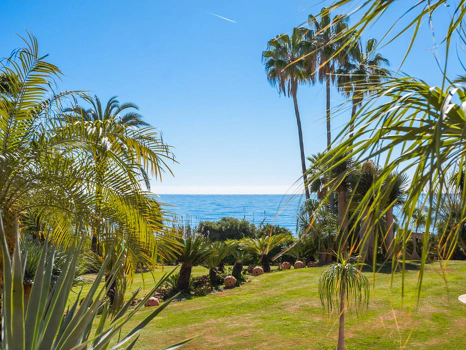 Villa for sale in New Golden Mile, Estepona East