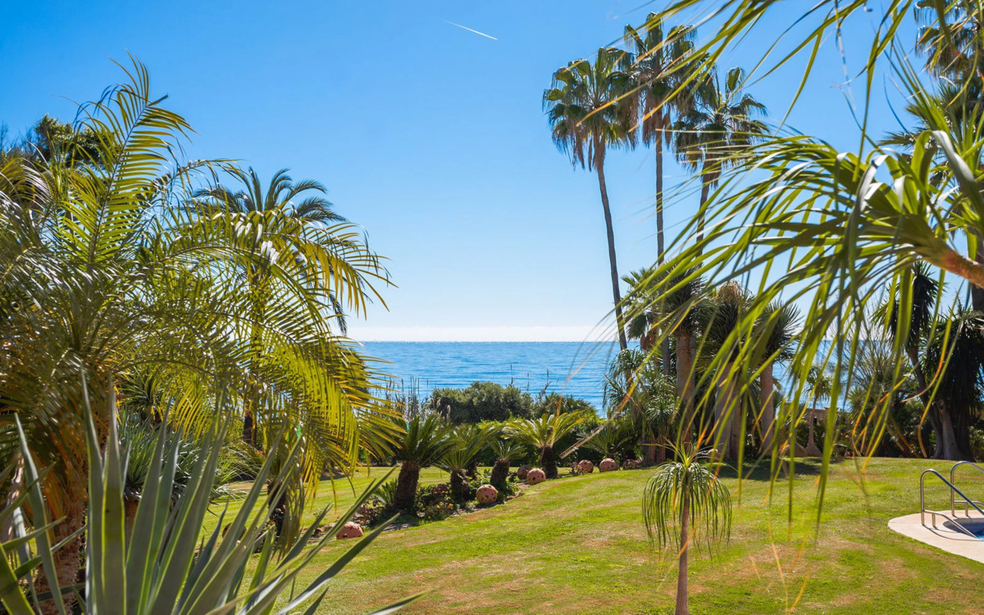 Villa for sale in New Golden Mile, Estepona East