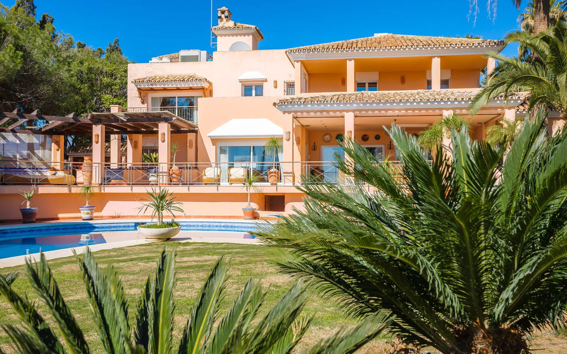 Villa for sale in New Golden Mile, Estepona East