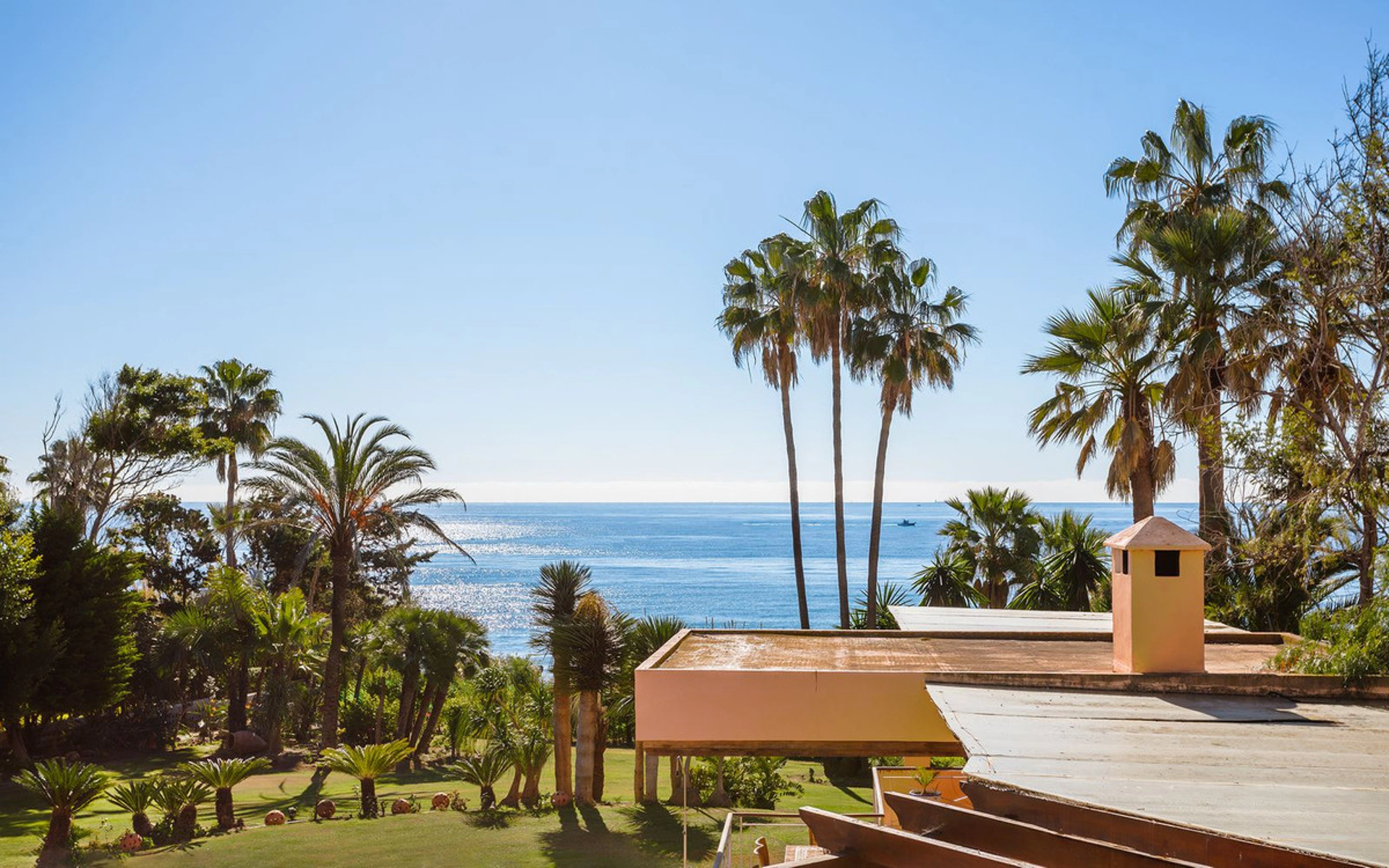 Villa for sale in New Golden Mile, Estepona East