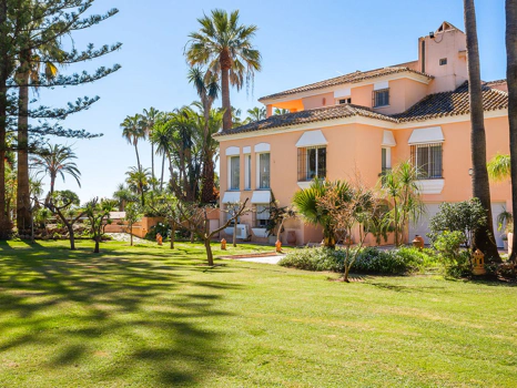 Villa for sale in New Golden Mile, Estepona East