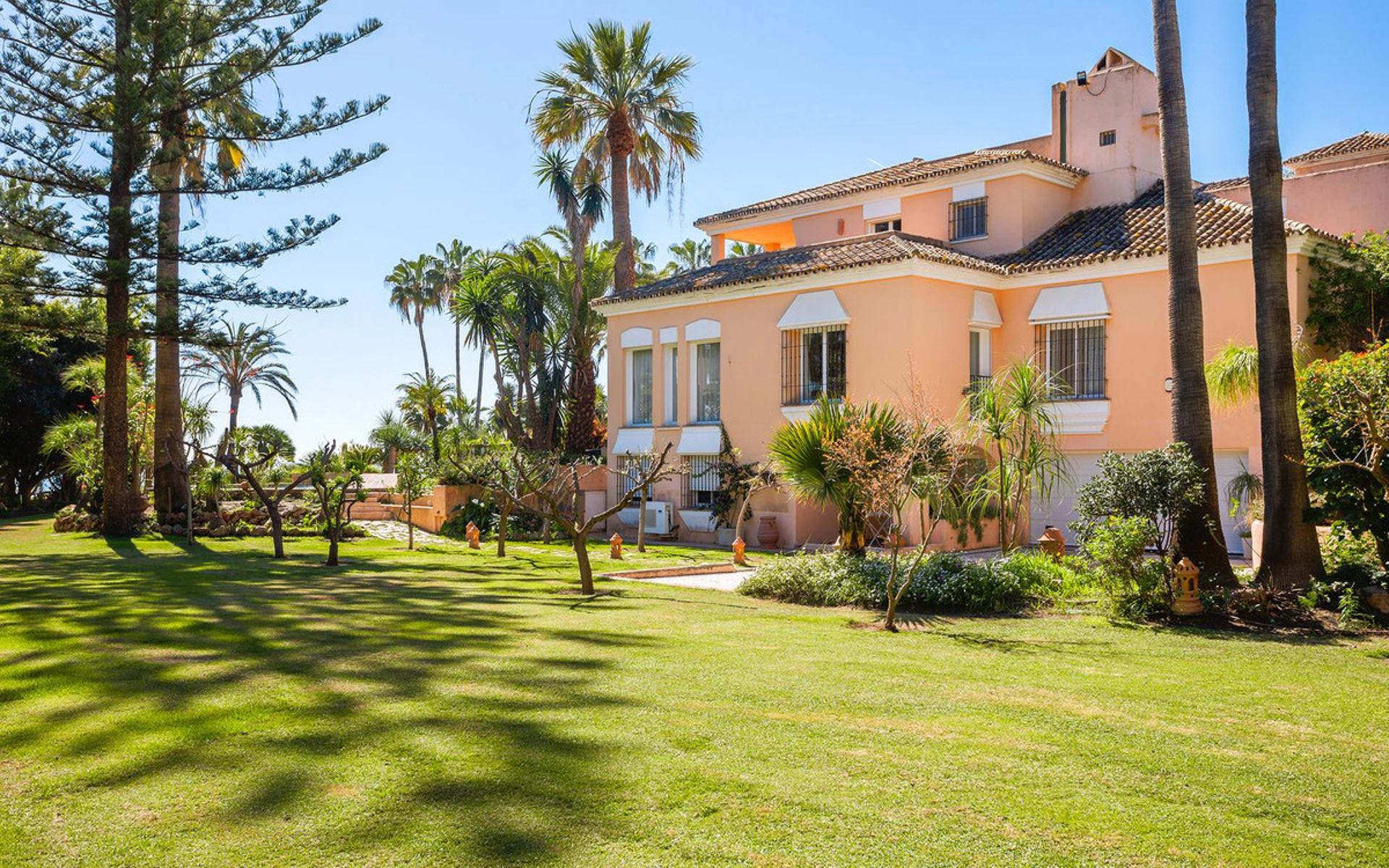 Villa for sale in New Golden Mile, Estepona East