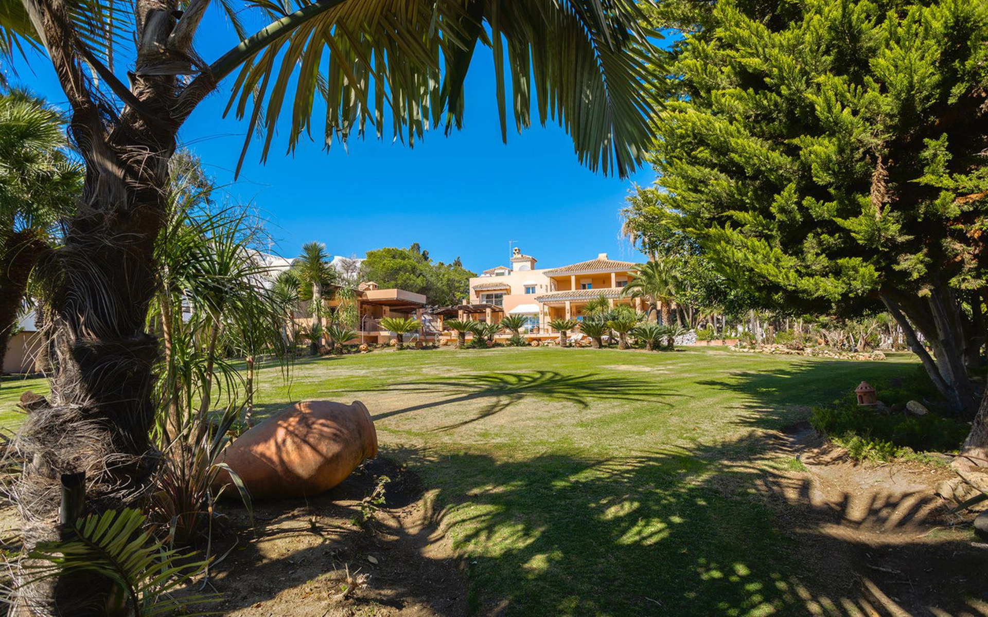 Villa for sale in New Golden Mile, Estepona East