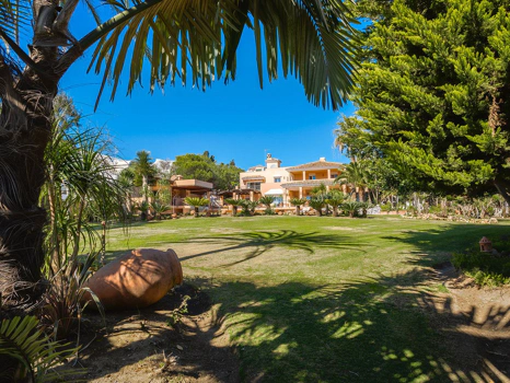 Villa for sale in New Golden Mile, Estepona East