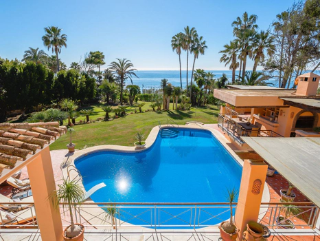 Villa for sale in New Golden Mile, Estepona East