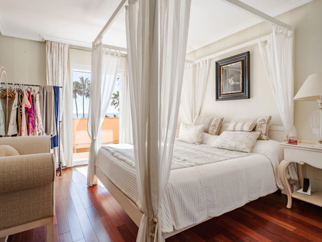 Villa for sale in New Golden Mile, Estepona East