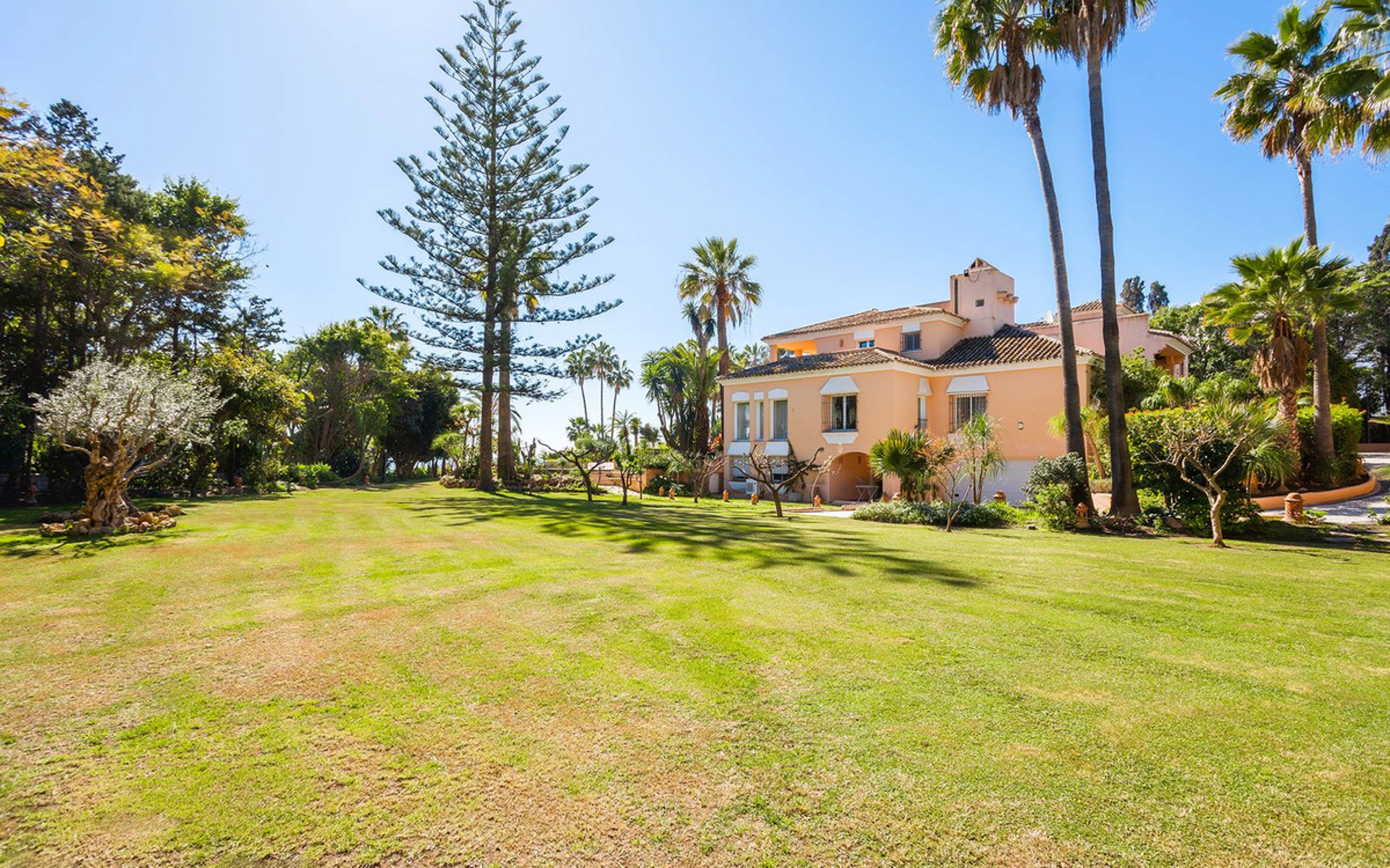 Villa for sale in New Golden Mile, Estepona East