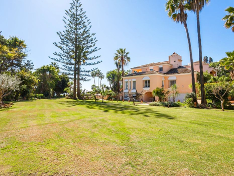 Villa for sale in New Golden Mile, Estepona East