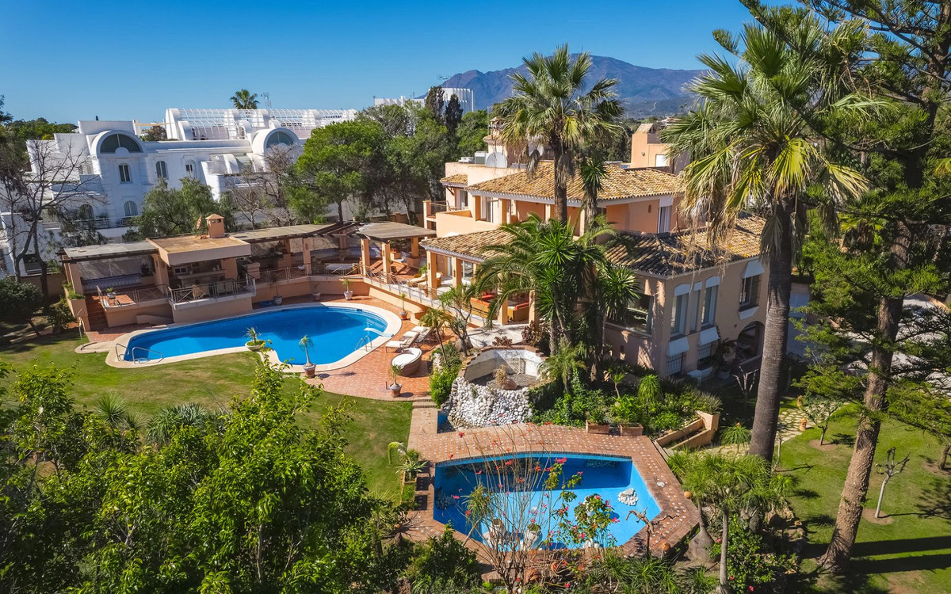 Villa for sale in New Golden Mile, Estepona East