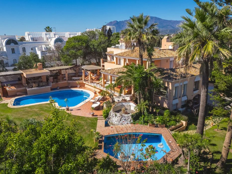 Villa for sale in New Golden Mile, Estepona East
