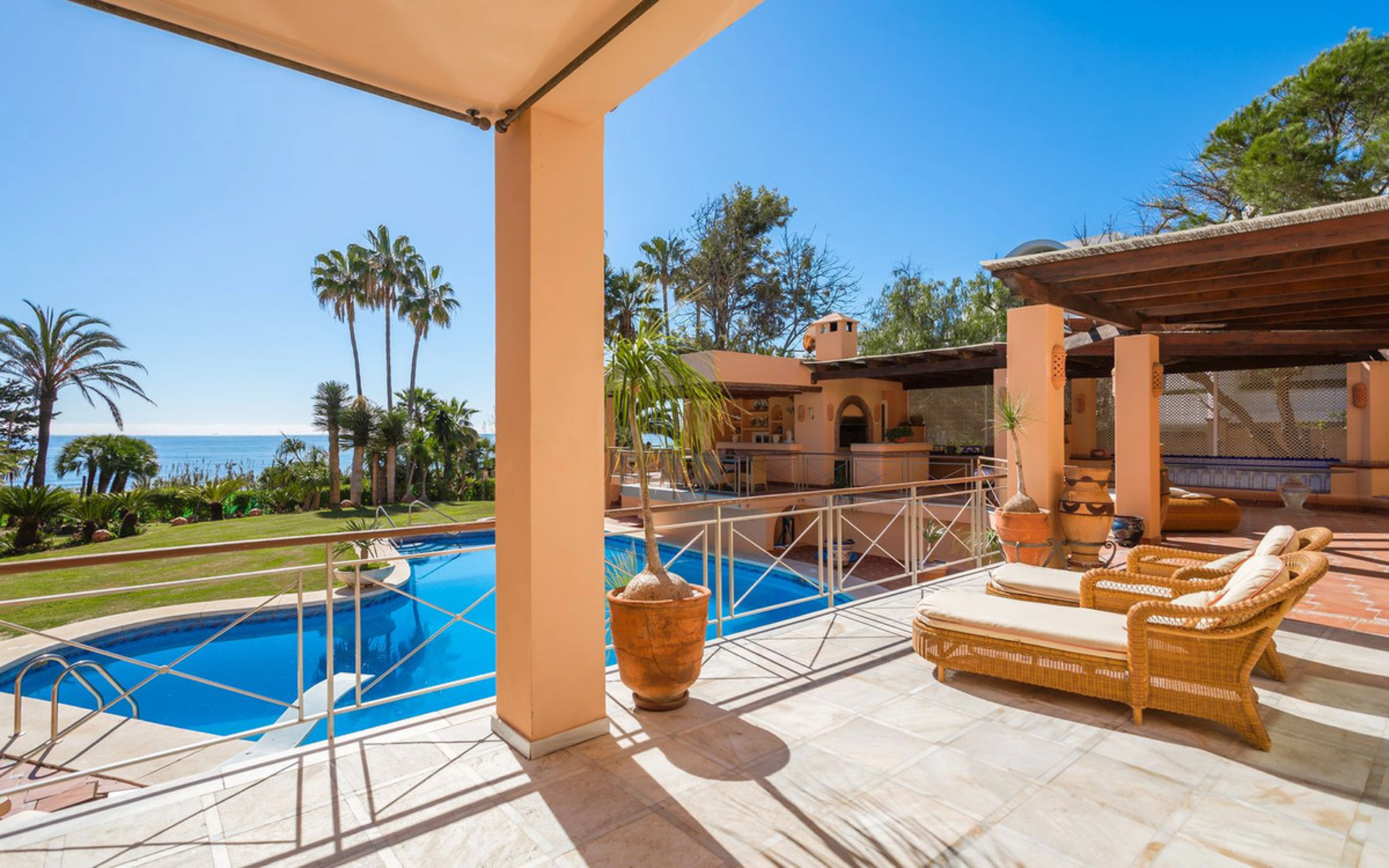 Villa for sale in New Golden Mile, Estepona East