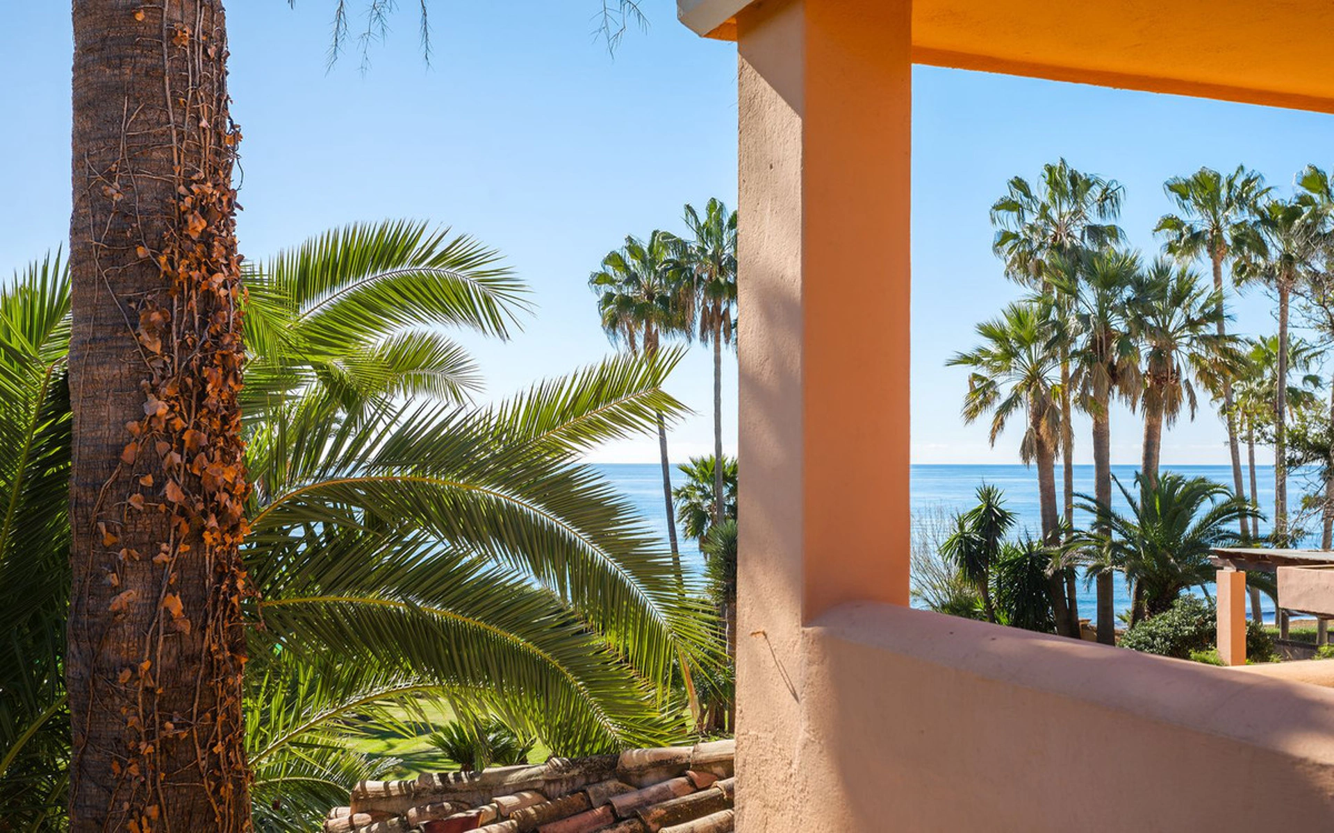 Villa for sale in New Golden Mile, Estepona East