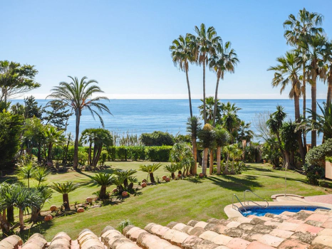 Villa for sale in New Golden Mile, Estepona East