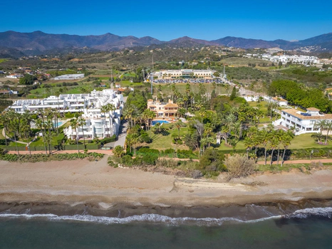 Villa for sale in New Golden Mile, Estepona East