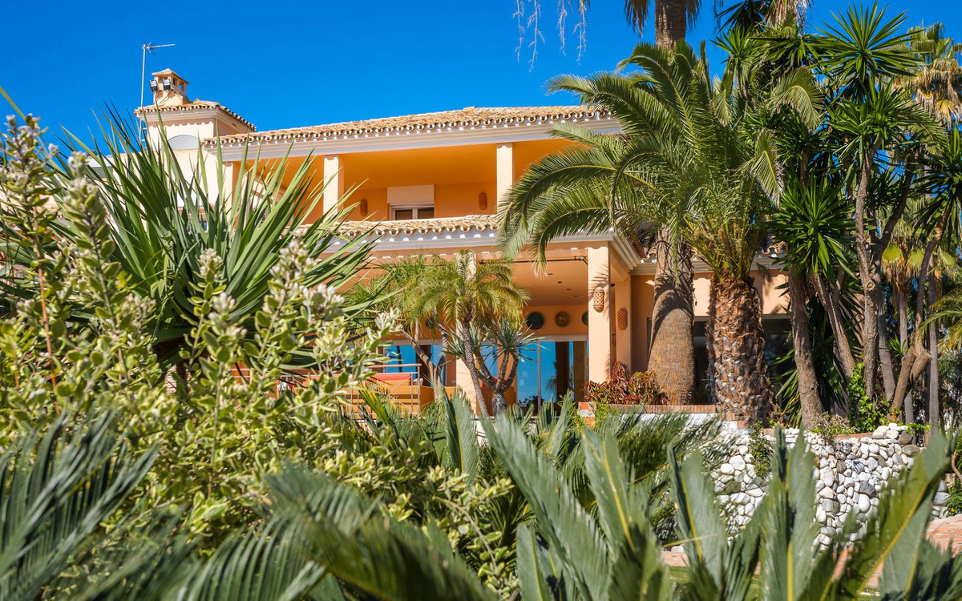 Villa for sale in New Golden Mile, Estepona East