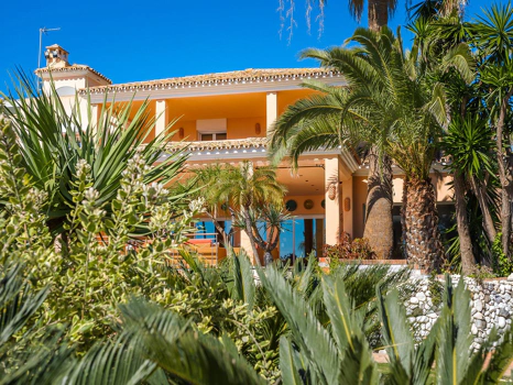 Villa for sale in New Golden Mile, Estepona East