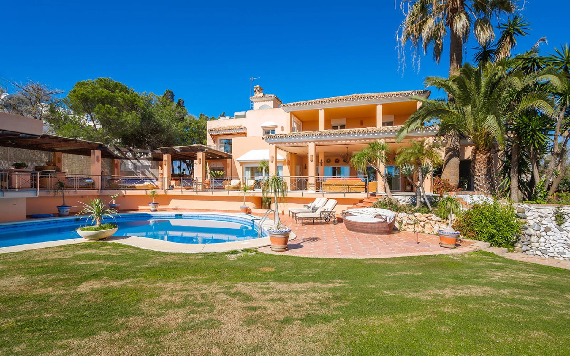 Villa for sale in New Golden Mile, Estepona East