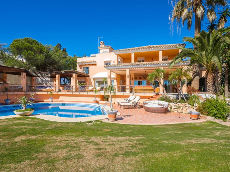 Villa for sale in New Golden Mile, Estepona East