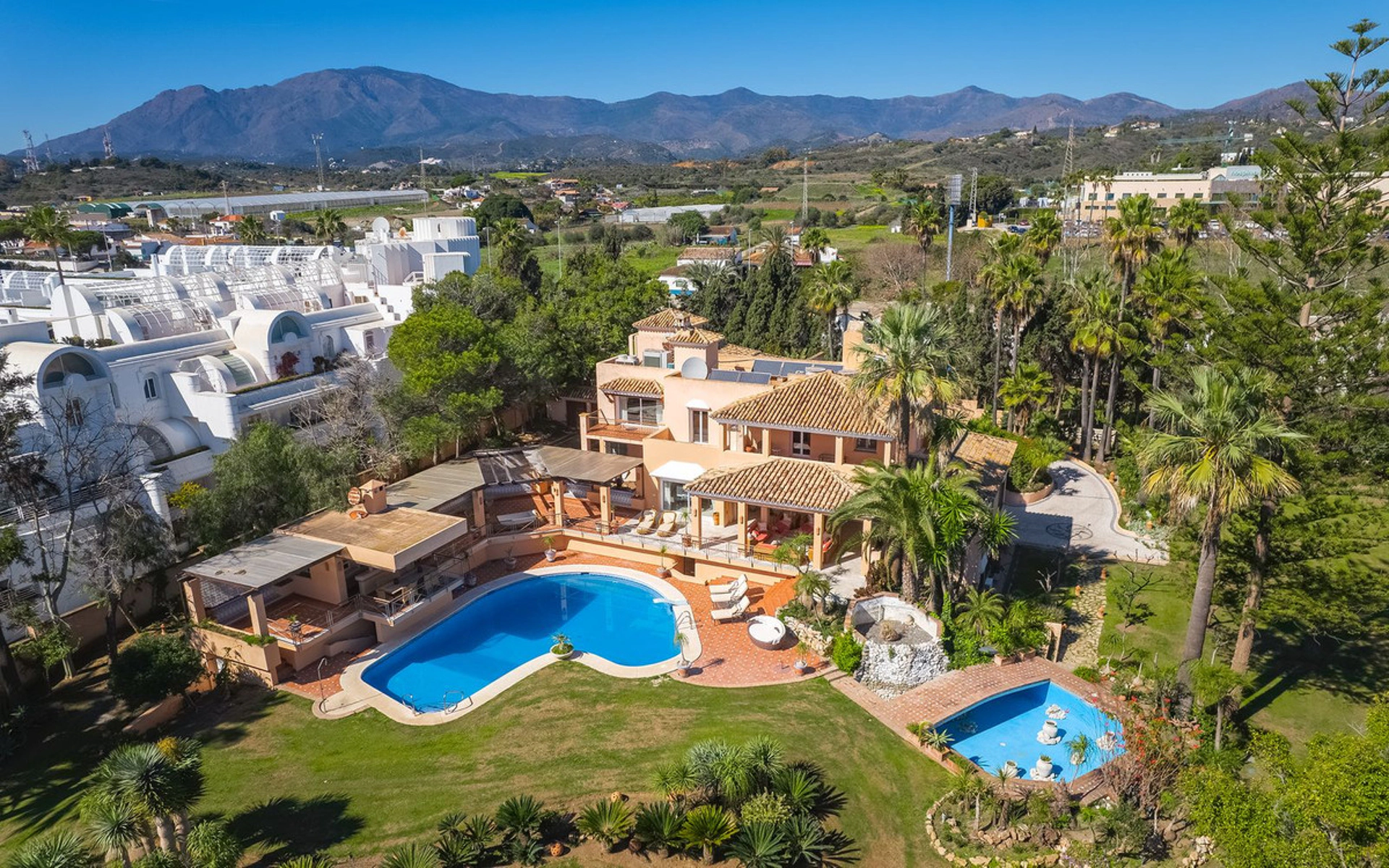 Villa for sale in New Golden Mile, Estepona East