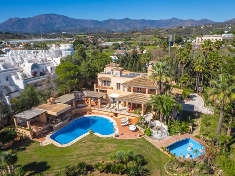 Villa for sale in New Golden Mile, Estepona East