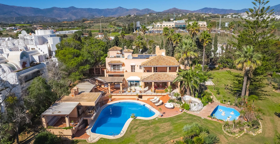 Villa for sale in New Golden Mile, Estepona East
