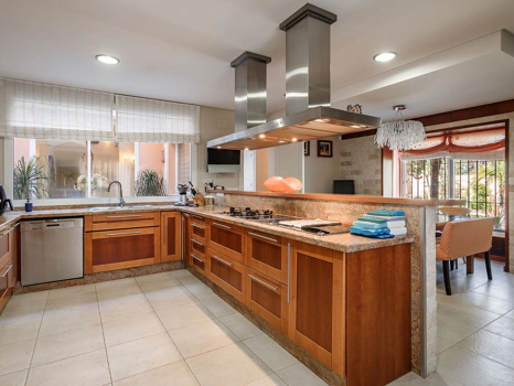 Villa for sale in New Golden Mile, Estepona East