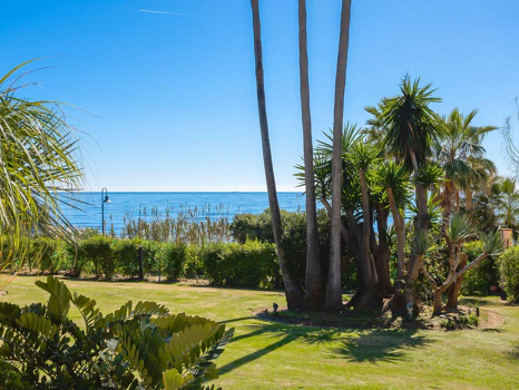 Villa for sale in New Golden Mile, Estepona East