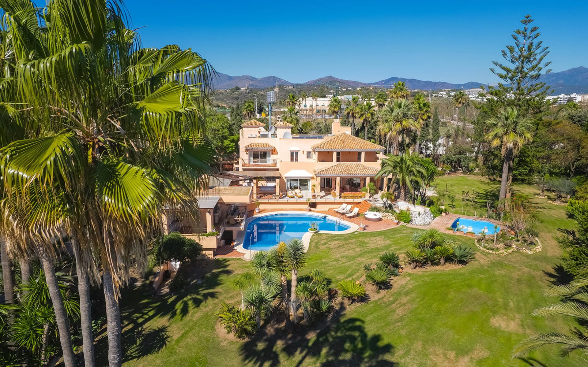 Villa for sale in New Golden Mile, Estepona East