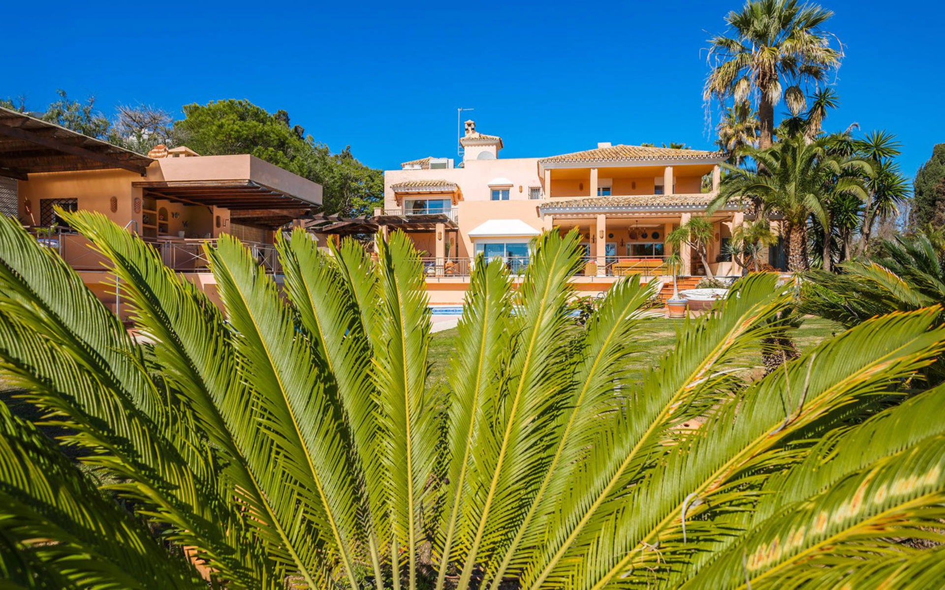 Villa for sale in New Golden Mile, Estepona East