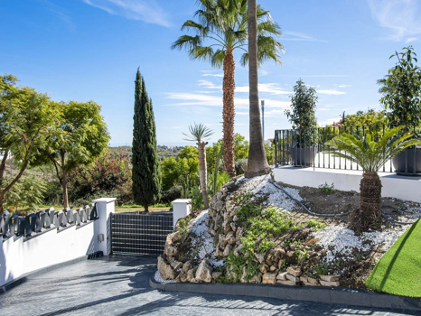 Villa for sale in Los Flamingos, Benahavis