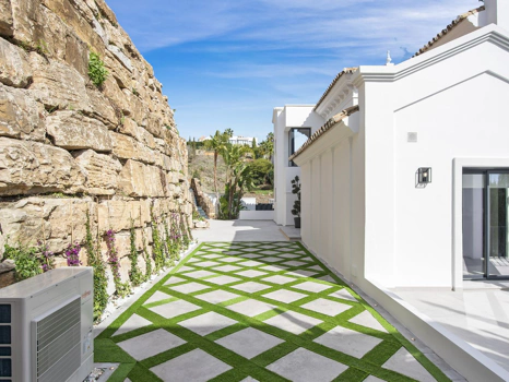 Villa for sale in Los Flamingos, Benahavis
