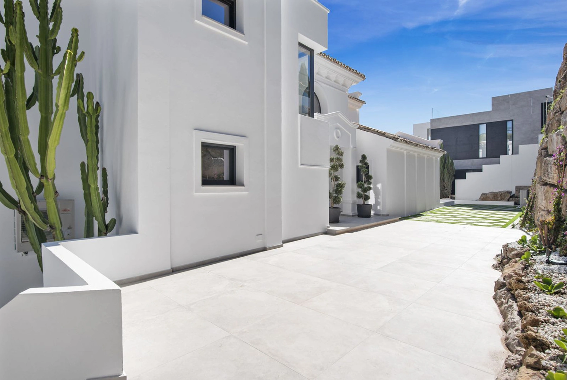 Villa for sale in Los Flamingos, Benahavis