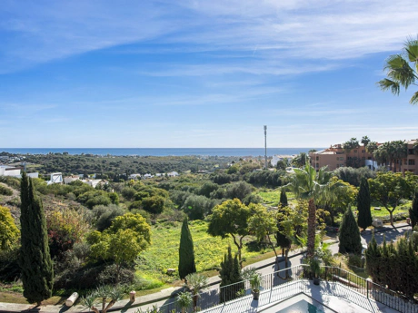 Villa for sale in Los Flamingos, Benahavis