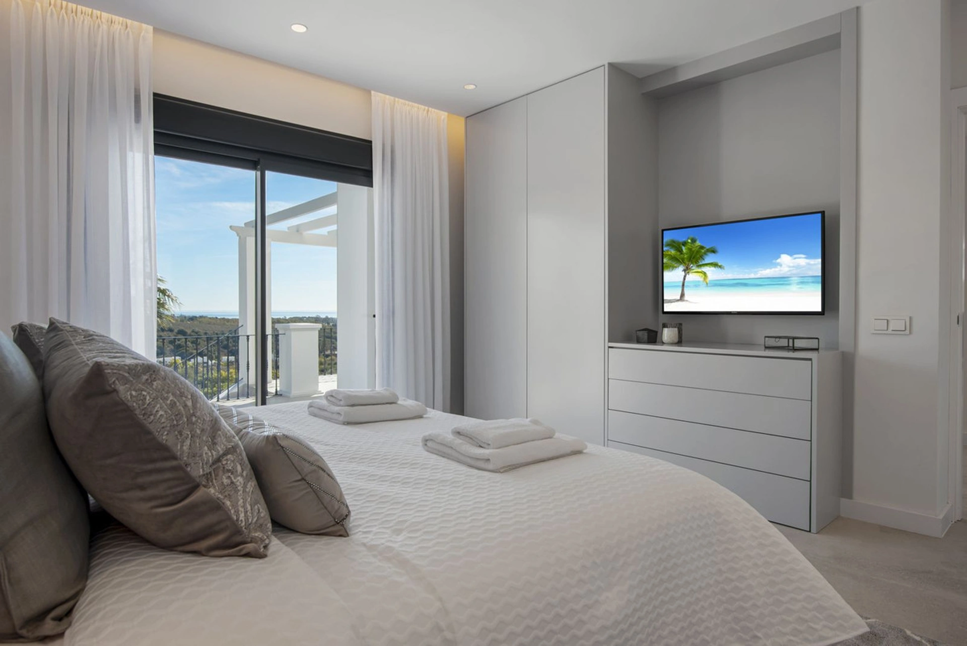 Villa for sale in Los Flamingos, Benahavis
