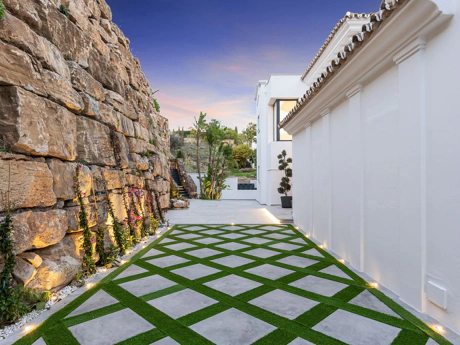 Villa for sale in Los Flamingos, Benahavis