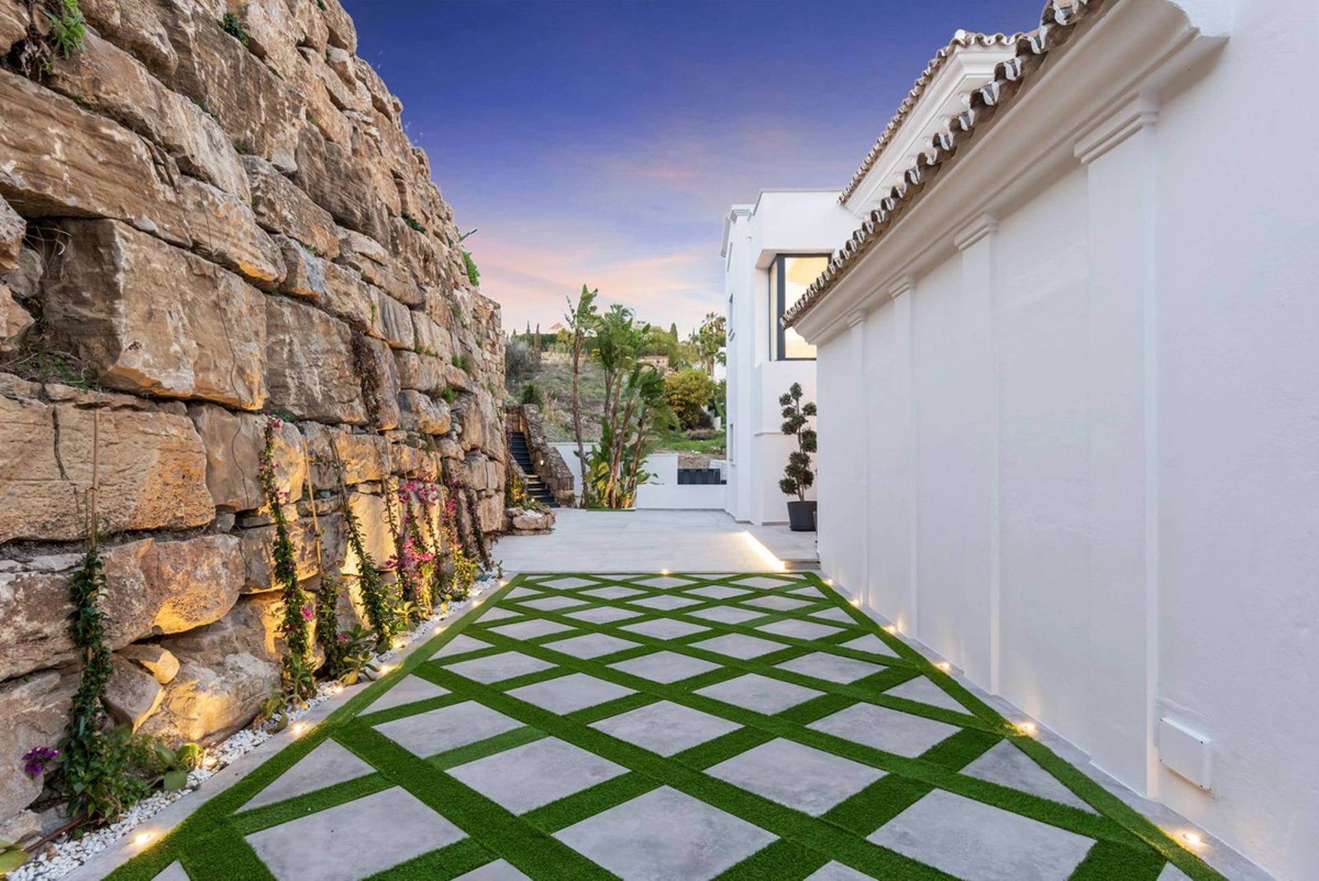 Villa for sale in Los Flamingos, Benahavis