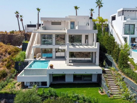 Villa for sale in Estepona