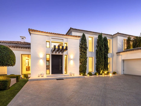 Villa for sale in El Madroñal, Benahavis