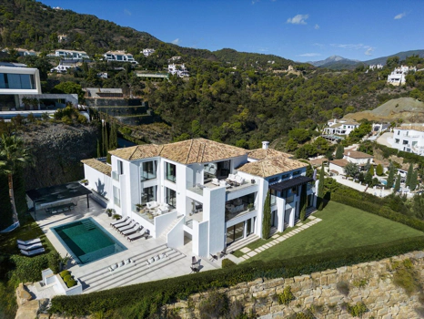 Villa for sale in El Madroñal, Benahavis