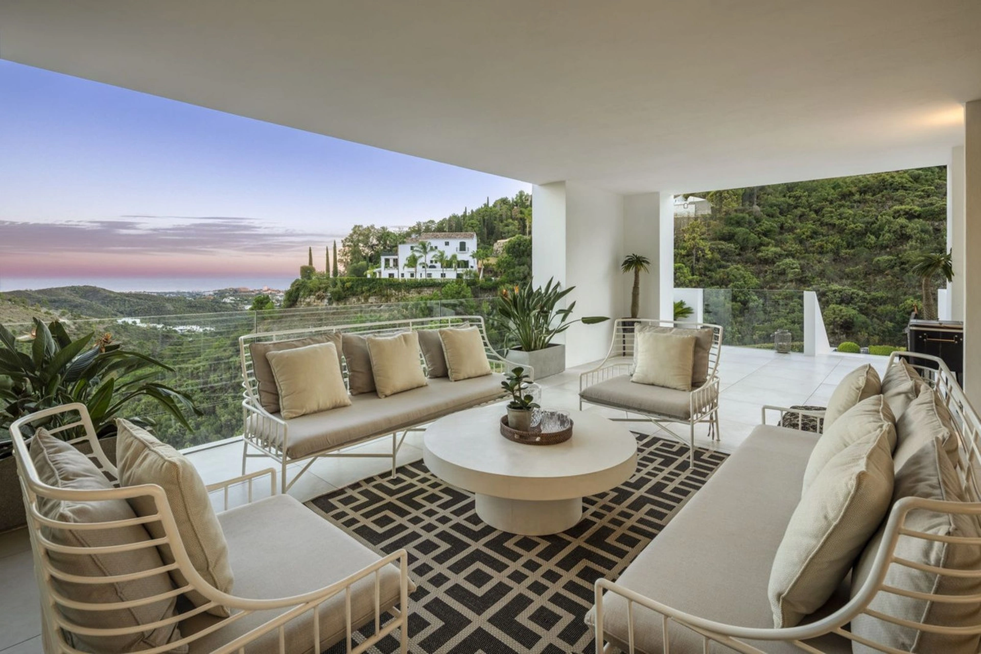 Villa for sale in El Madroñal, Benahavis