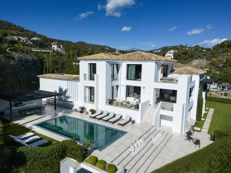 Villa for sale in El Madroñal, Benahavis