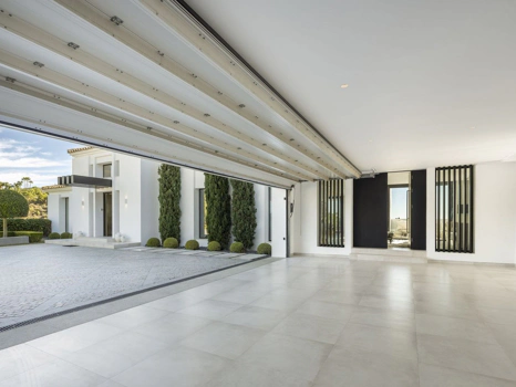 Villa for sale in El Madroñal, Benahavis