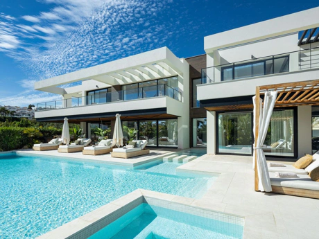 Villa en venta en Nueva Andalucia, Marbella