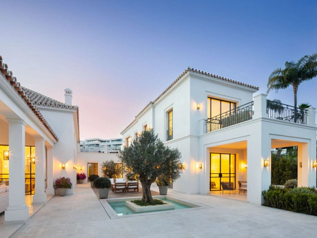 Villa en venta en Nueva Andalucia, Marbella