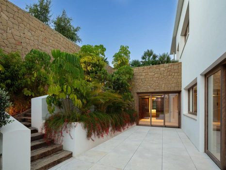 Villa for sale in Casares