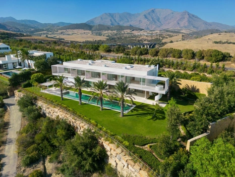 Villa for sale in Casares